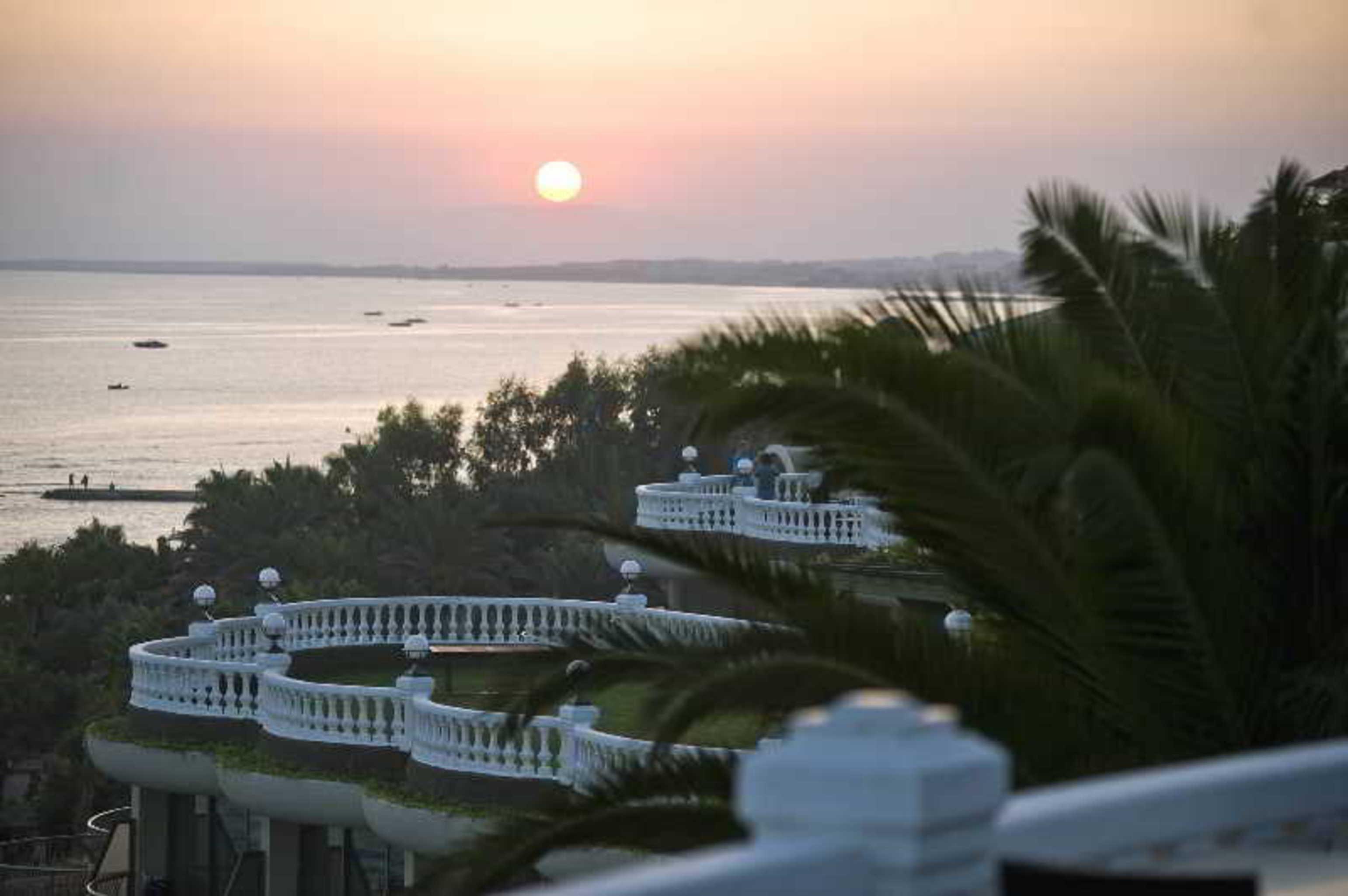 Sunrise Queen Luxury Hotel Side Exterior foto